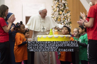 Papa Francesco gioca con i bambini assistiti dal Dispensario Pediatrico ‘Santa Marta’